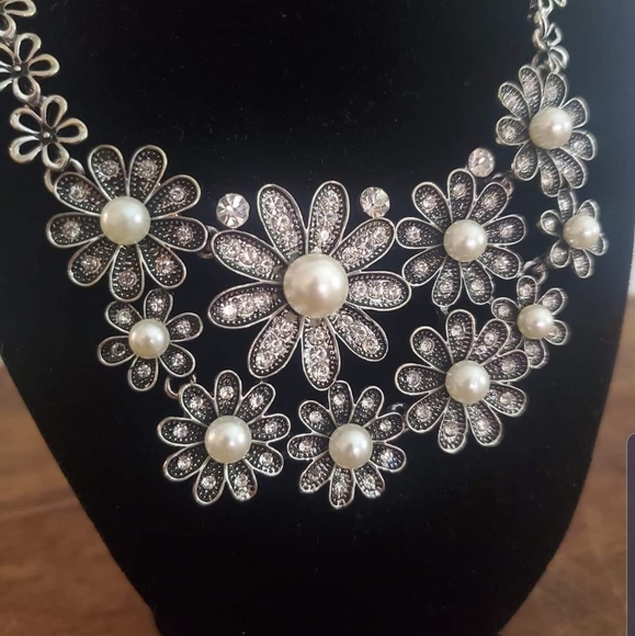 Beautiful Antique look Daisy and Bead necklace - Picture 2 of 3